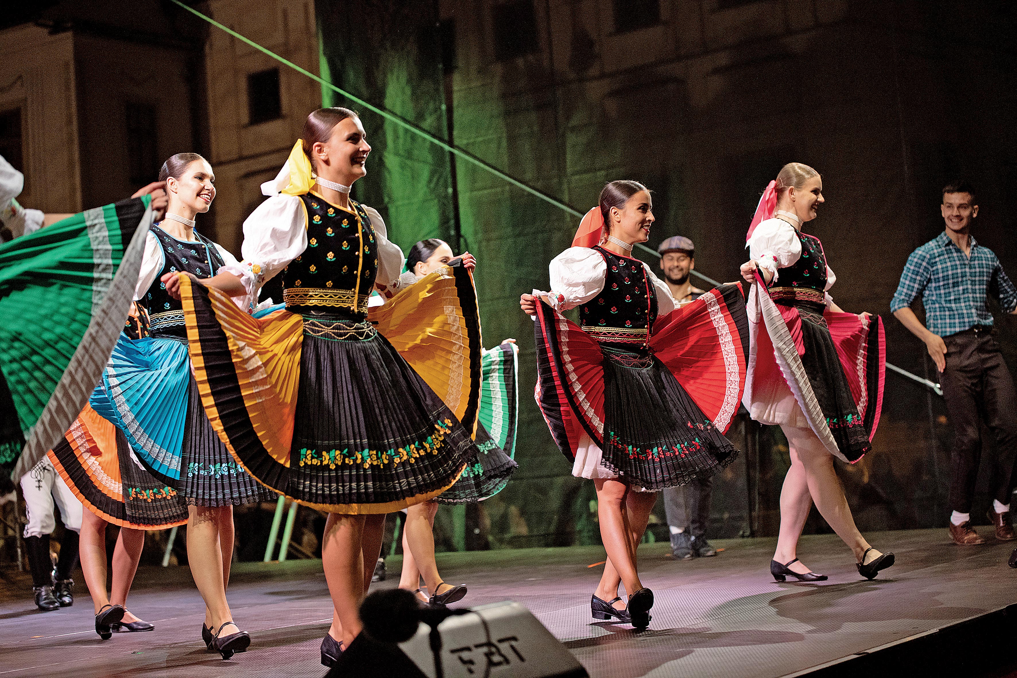 Folklór spája generácie