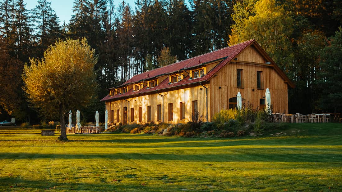 VÍC NEŽ JEN SAMOTA U LESA